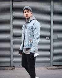 Phối phụ kiện với áo hoodie nam