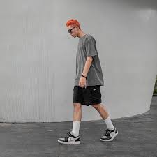 Phối đồ với giày sneaker đen nam phong cách all-black