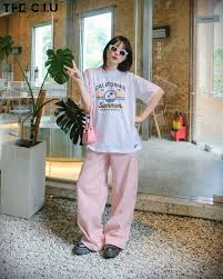 Phối đồ đi học cho sinh viên nữ với quần jeans ống rộng.