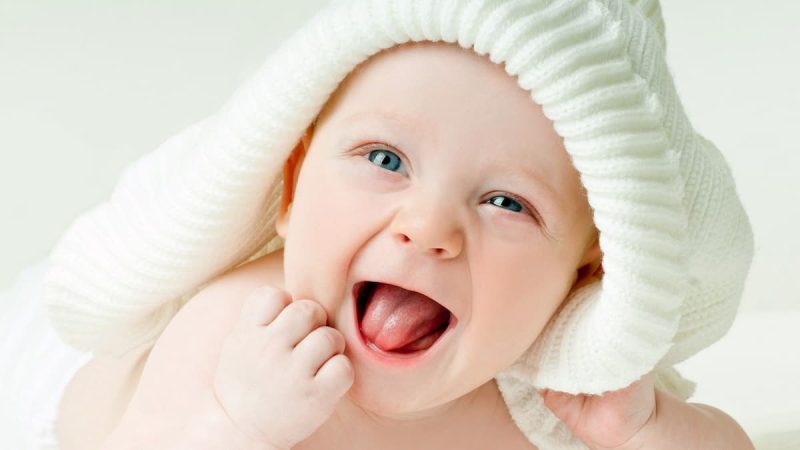 mơ thấy con nít cười