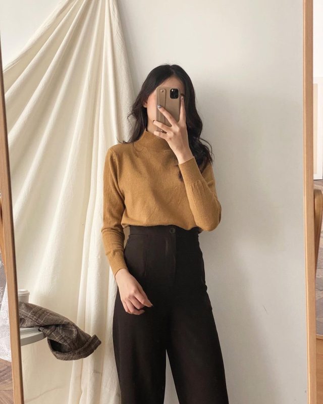 phối áo cổ lọ nữ với áo blazer