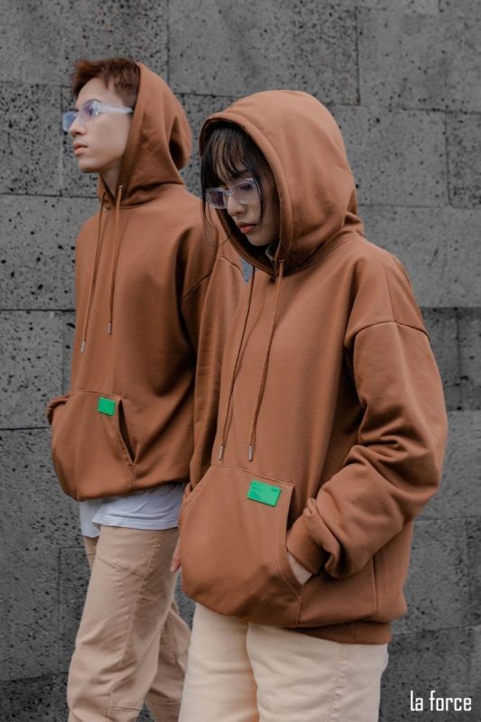 Phối áo hoodie với áo khoác măng tô