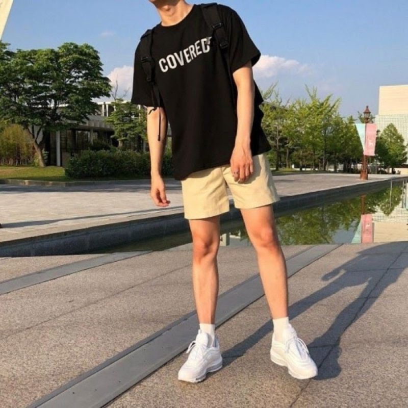 quần short nam đi với giày sneaker trắng