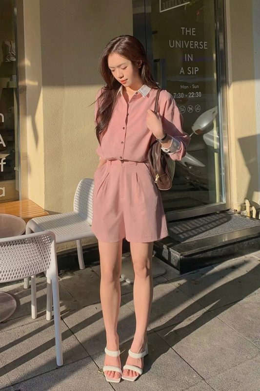 mặc quần short mang giày gì
