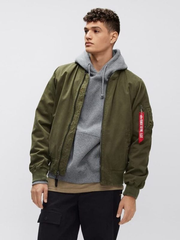 Cách phối đồ với áo hoodie nam chuẩn