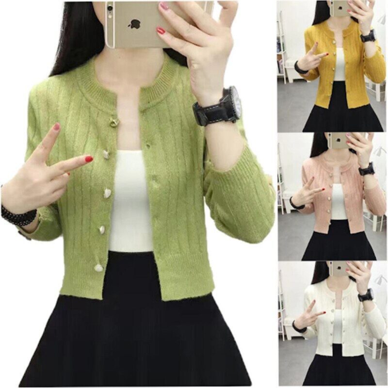 Kết hợp áo cardigan dáng ngắn với chân váy tennis trẻ trung, năng động.