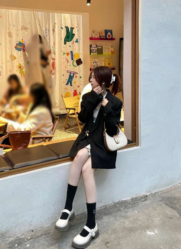 Phối tất với giày Mary Jane nữ tính