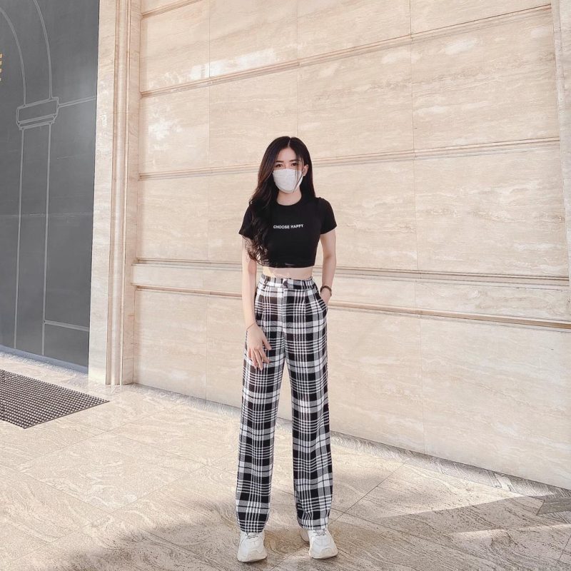 quần kẻ sọc trắng đen mặc với áo croptop