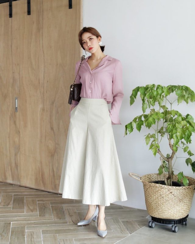 Phối đồ với quần giả váy dài và áo thun basic