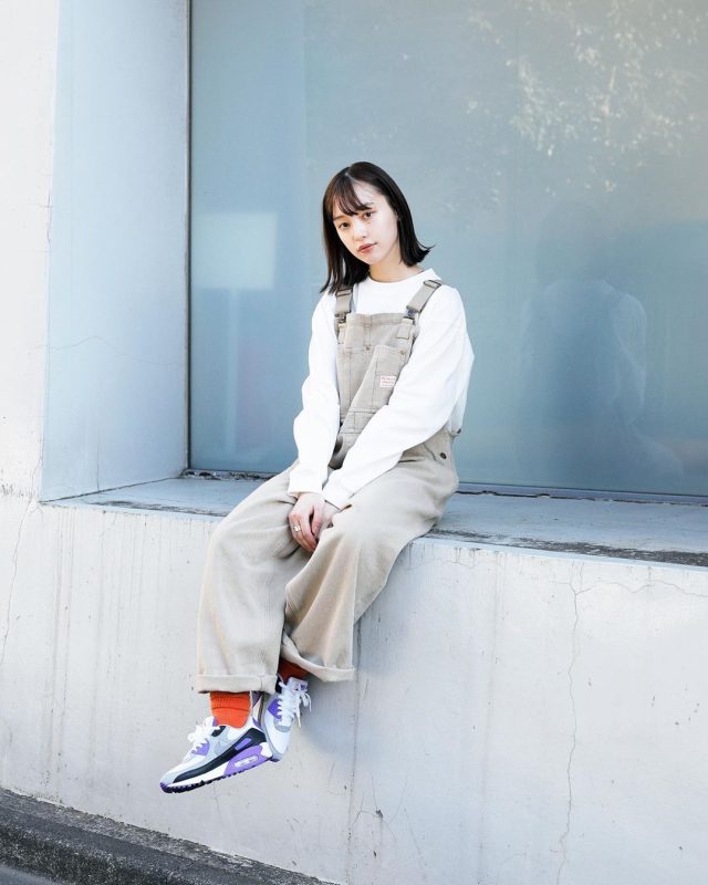 Cách phối giày sneaker màu sắc với tất nổi bật