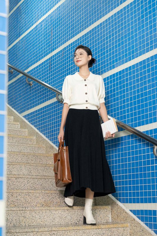 Phối áo len với chân váy xếp ly dài cho mùa đông
