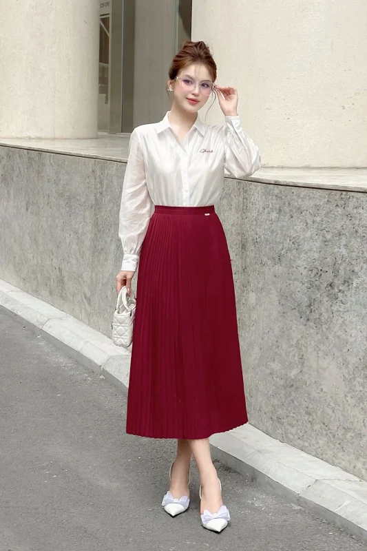 Phối chân váy xếp ly dài với áo sơ mi thanh lịch