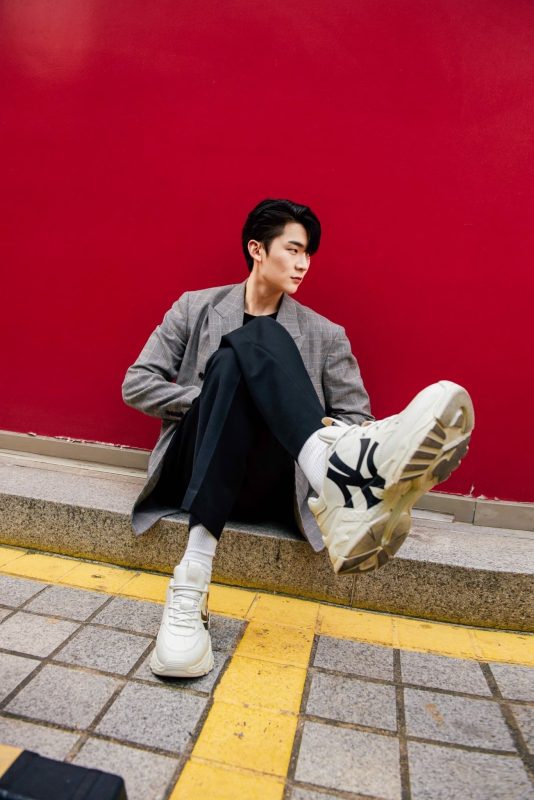 Mix giày sneaker nam với quần tây âu