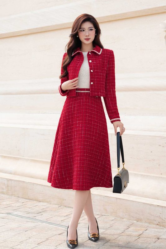 Phối đồ chân váy đuôi cá dài với blazer thanh lịch