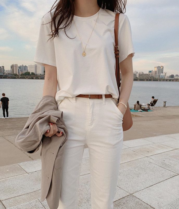 quần jean trắng mặc với áo gì