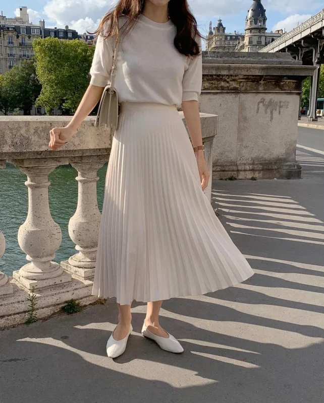 Cách phối chân váy xếp ly dài cho người thấp bé