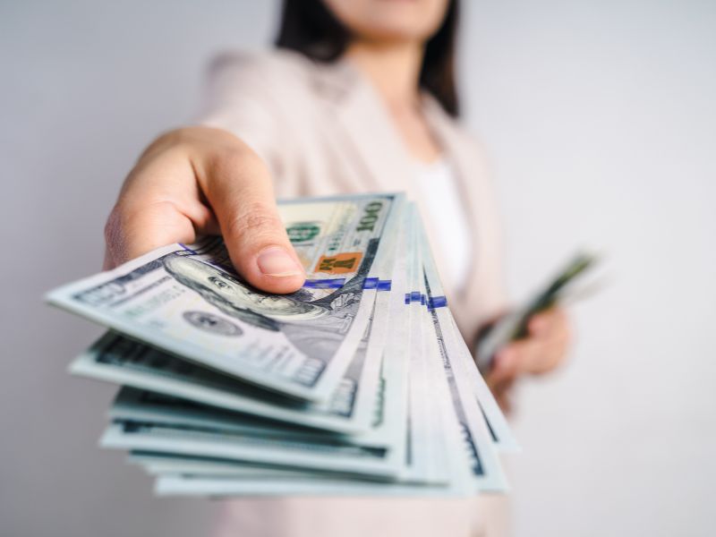 Mơ thấy người thân trong gia đình trả tiền có ý nghĩa gì.