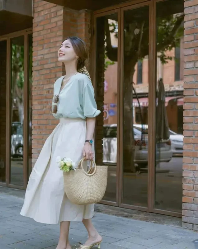 phối áo sơ mi tay dài nữ với gile vest