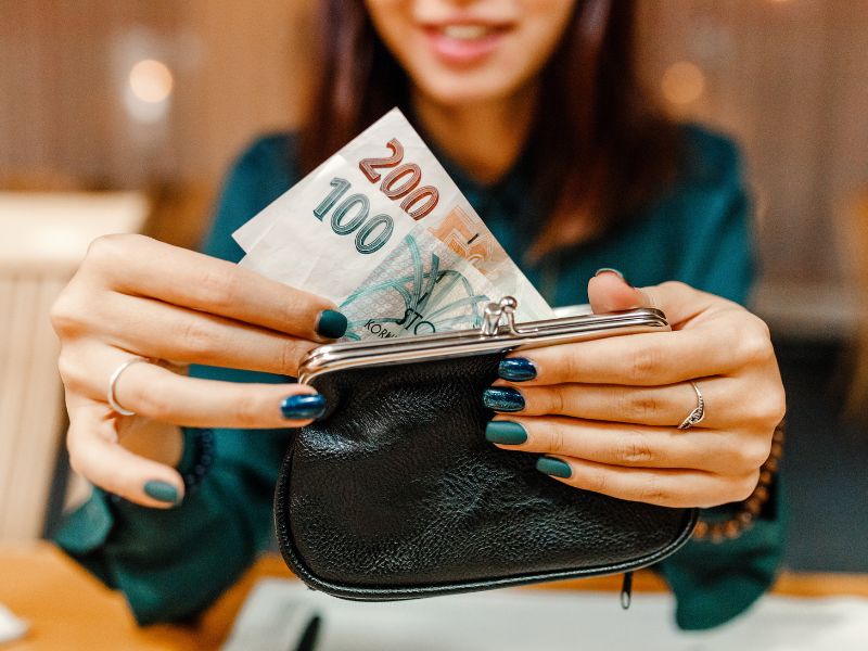 Ý nghĩa giấc mơ được sếp hoặc đồng nghiệp trả tiền.