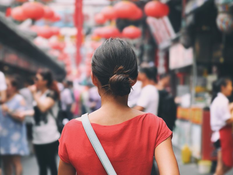 Mơ thấy đám đông hỗn loạn đánh nhau