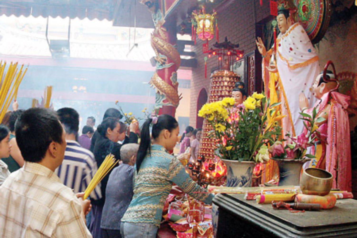 Nằm mơ thấy đi chùa cùng gia đình mang ý nghĩa sum vầy.