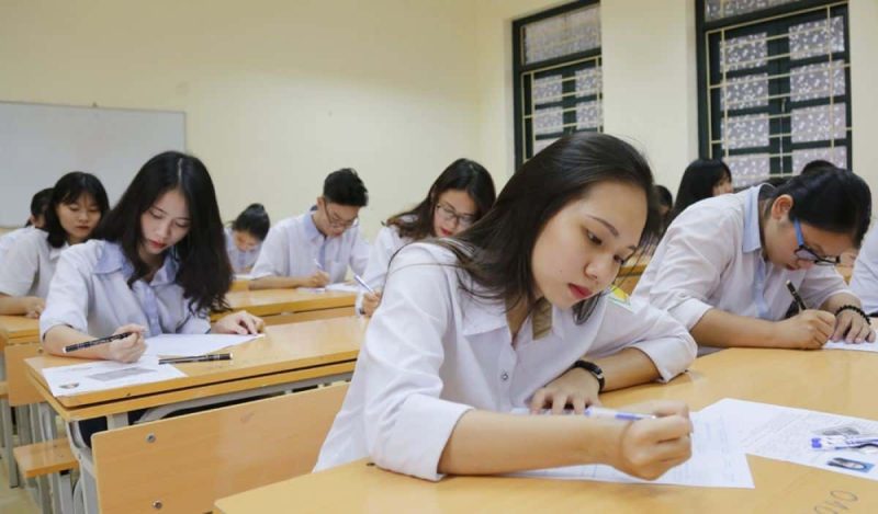 mơ thấy đi thi muộn