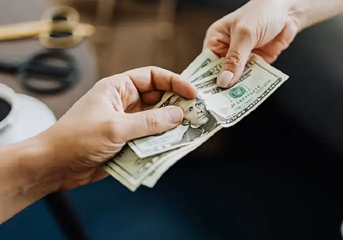 Giải mã giấc mơ thấy người lạ trả tiền cho mình.