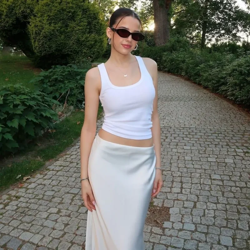 phối đồ với áo ba lỗ nữ sporty chic