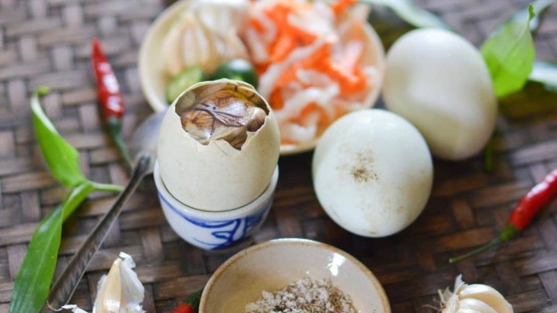 lỡ ăn trứng vịt lộn mùng 1