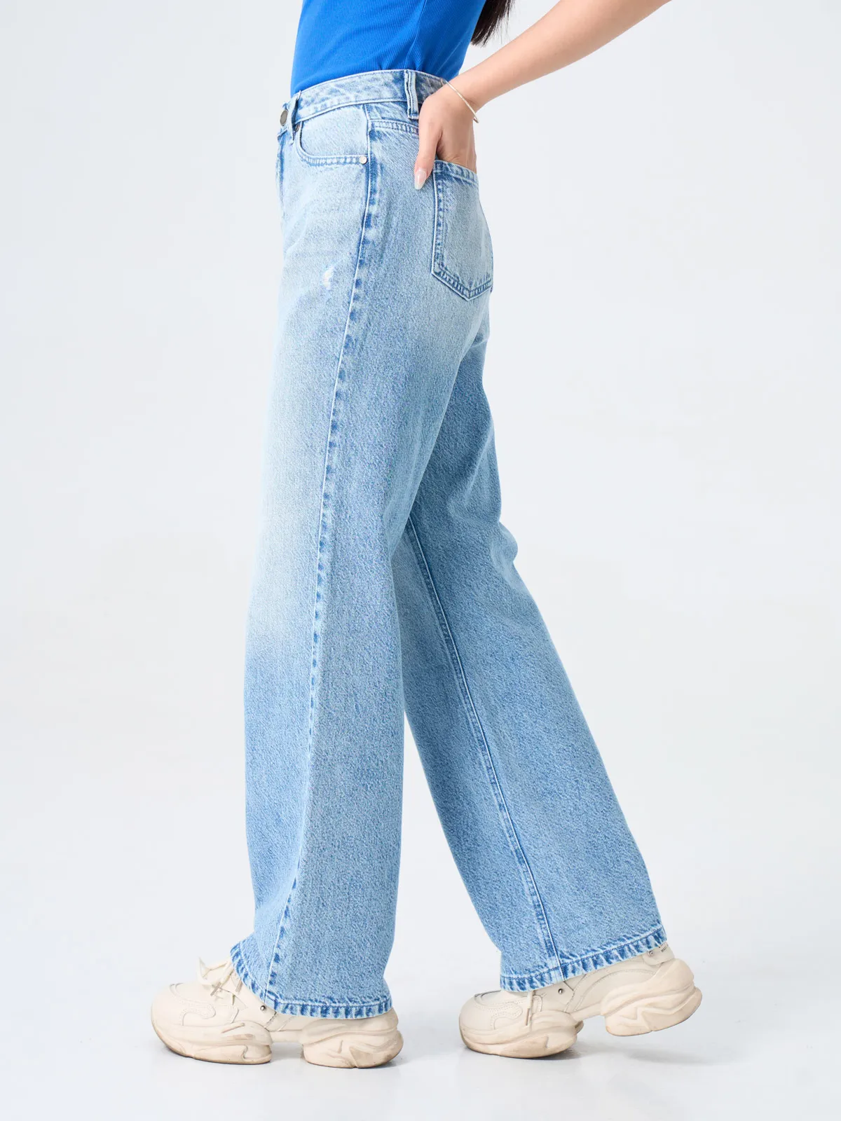 Cách phối quần jean ống rộng cho người lùn với áo croptop