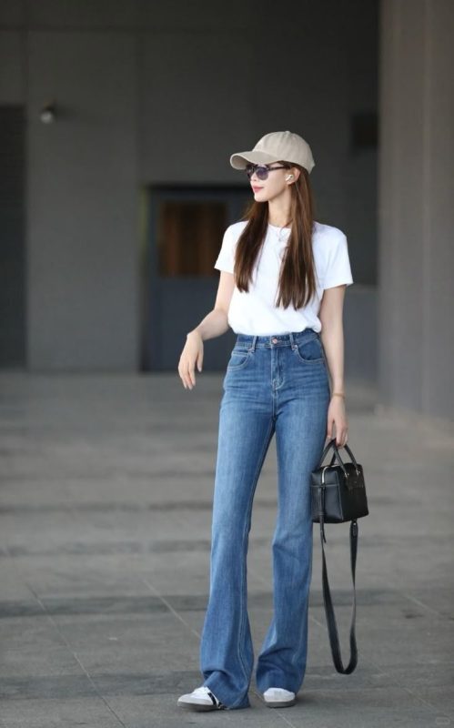 Phối quần jean ống suông nữ với áo thun basic