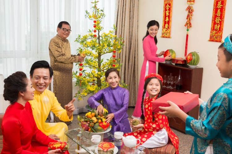 Trang phục du xuân mùng 7 Tết