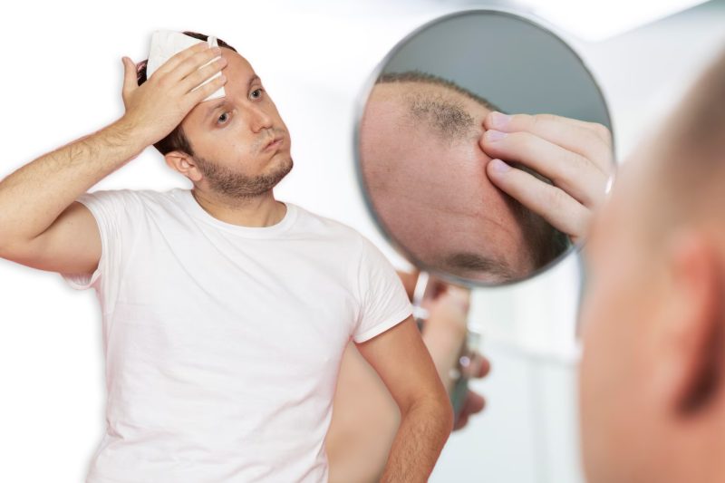 mơ thấy tóc rụng đánh con gì