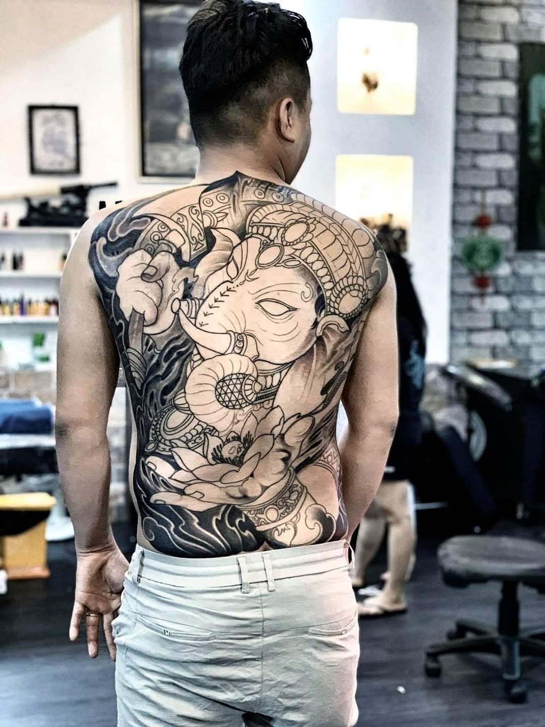 hình xăm voi full lưng